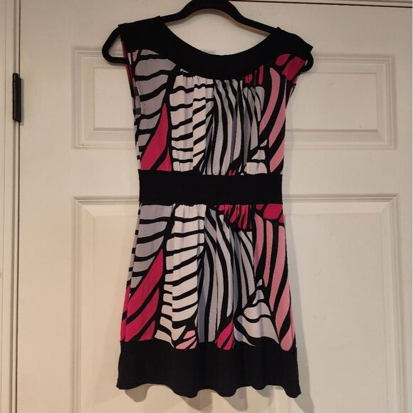 Dresses & Skirts - Stretchy silky black and pink mini dress
